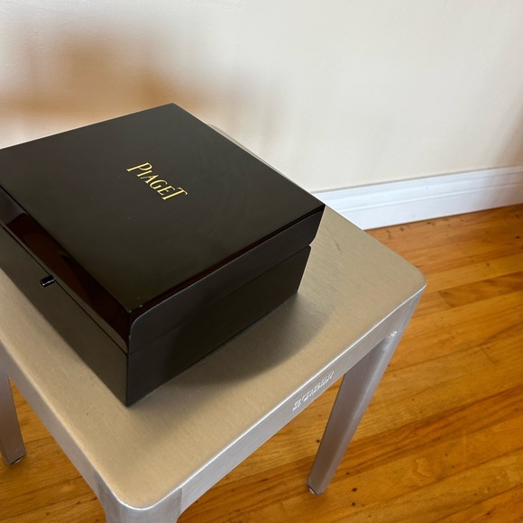 Piaget black laquer watch box. - Picture 2 of 9